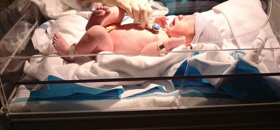 800px-Newborn_checkup