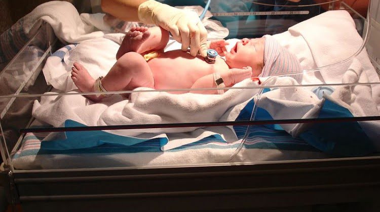 800px-Newborn_checkup