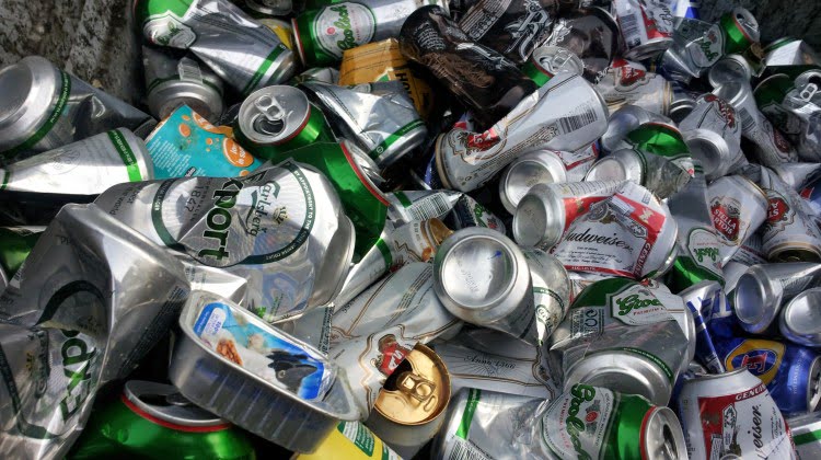 Food_and_drink_cans_in_recycling_bin