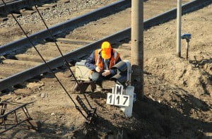 800px-Electrician_at_the_work