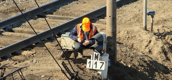 800px-Electrician_at_the_work