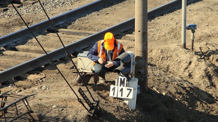 800px-Electrician_at_the_work