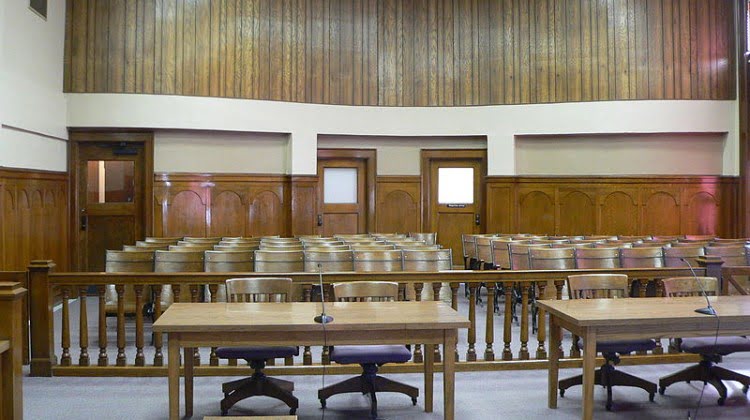 800px-Phelps_County_Courthouse_(Nebraska)_courtroom_2
