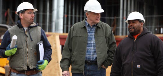 Tom_Barrett_talking_with_construction_workers