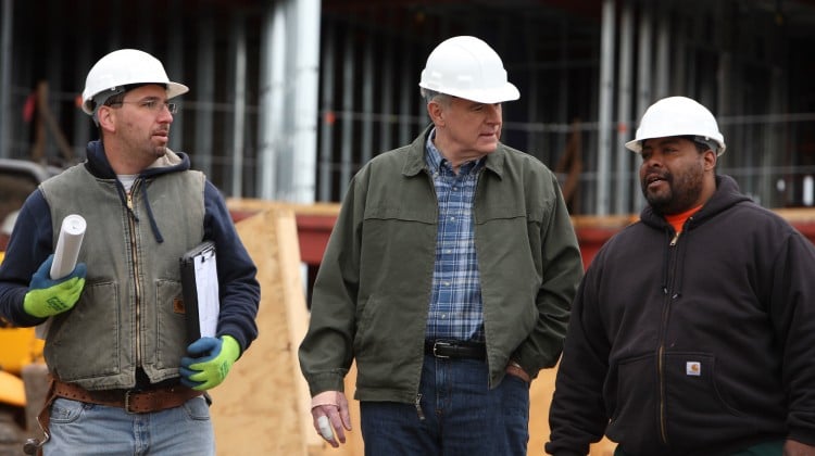 Tom_Barrett_talking_with_construction_workers