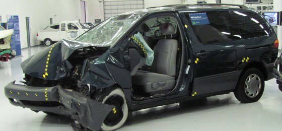 1998_Toyota_Sienna_LE_IIHS