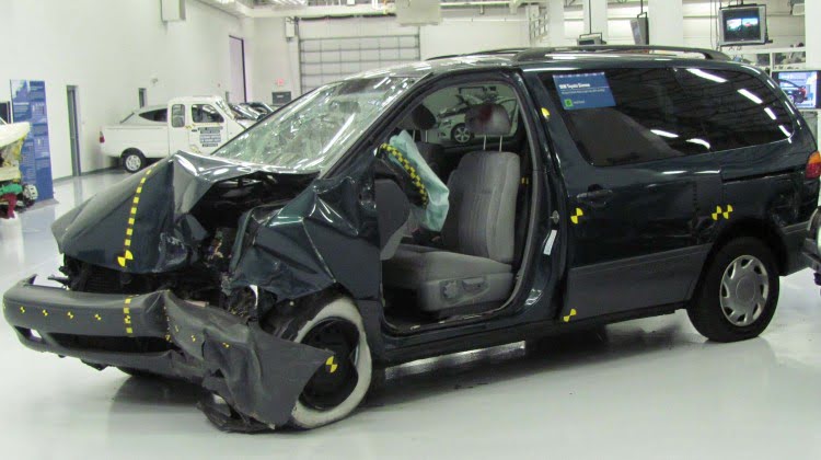 1998_Toyota_Sienna_LE_IIHS